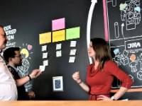 Agile Methoden und selbstbestimmtes Arbeiten: Das passt gut zusammen - wenn man es richtig angeht. Torsten Hartmann, Tobias Afsali und Sonja Szicher vom BMW-Betriebsrat achten darauf.