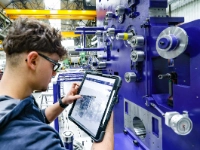 Das Unternehmen Achenbach nutzt seine eigene KI-Erfindung „Optilink“ zum Beispiel, um den Energieverbrauch in der Produktion zu tracken und zu optimieren.
