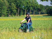 Junger Metaller auf Moped