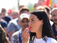 Eine junge Frau mit Trillerpfeife.