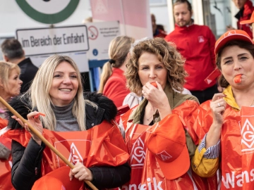 Verhandlungsergebnis: Entgelterhöhung in zwei Stufen plus 3000 Euro