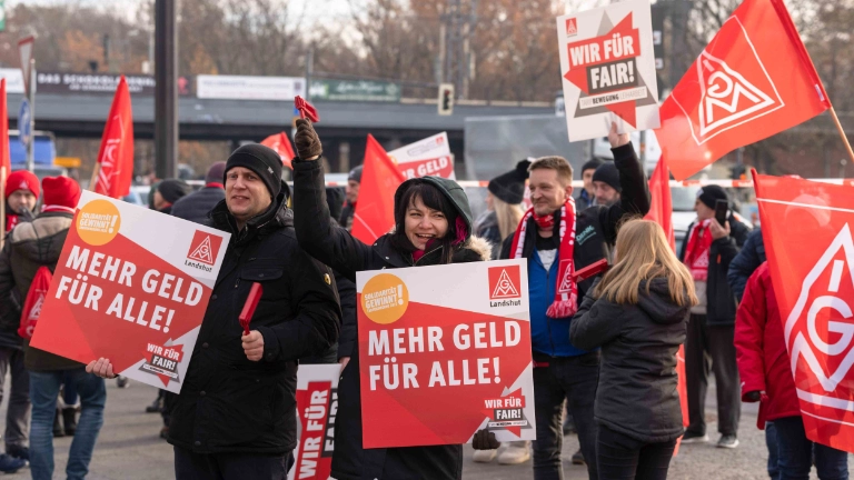 Bayerische Beschäftigte bei der Kundgebung am Rande der 2. Tarifverhandlung in der Leiharbeit in Berlin