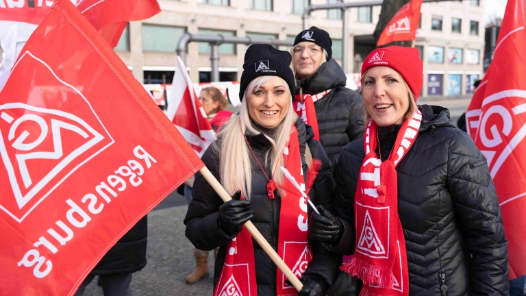 Bayerische Beschäftigte bei der Kundgebung am Rande der 2. Tarifverhandlung in der Leiharbeit in Berlin