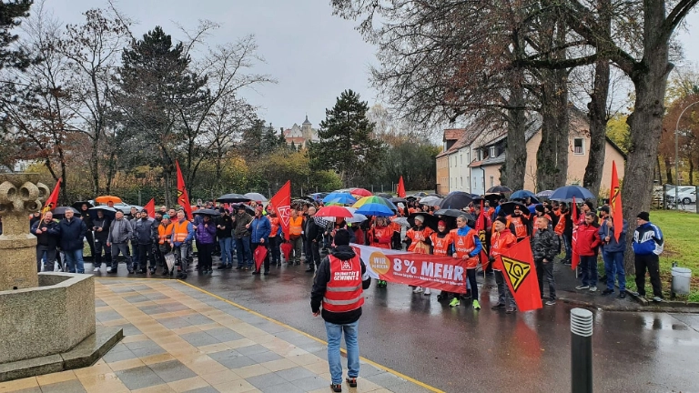Demozug zur Nordgauhalle zum gemeinsamen Warnstreik von emz und Kennametal