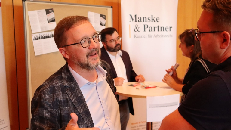 Betriebsräte Fachkonferenz ACC Amberg 13.07.2022, RA Thomas Müller im Gespräch mit Koll.