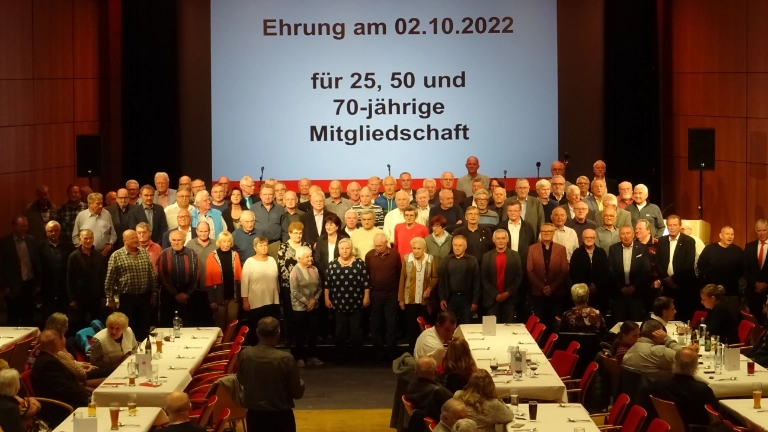 Gruppenbild der Kolleginnen und Kollegen, die für ihre 50-jährige Mitgliedschaft in der IG Metall geehrt wurden.