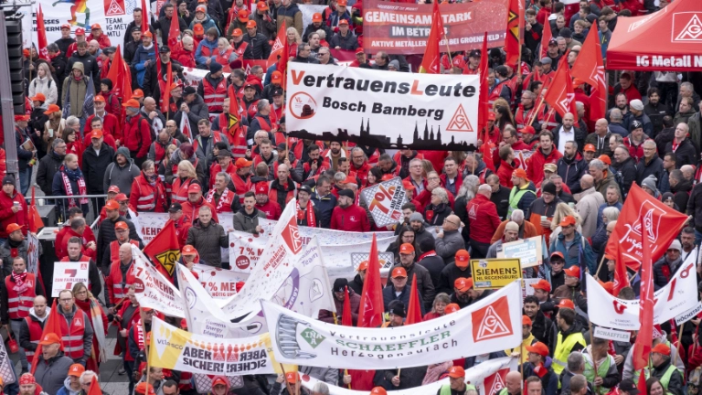 3500 Beschäftigte haben bei der 2. Tarifverhandlung für die bayerische Metall- und Elektroindustrie in Nürnberg für 7 Prozent mehr Geld und 170 Euro mehr für Auszubildende demonstriert.