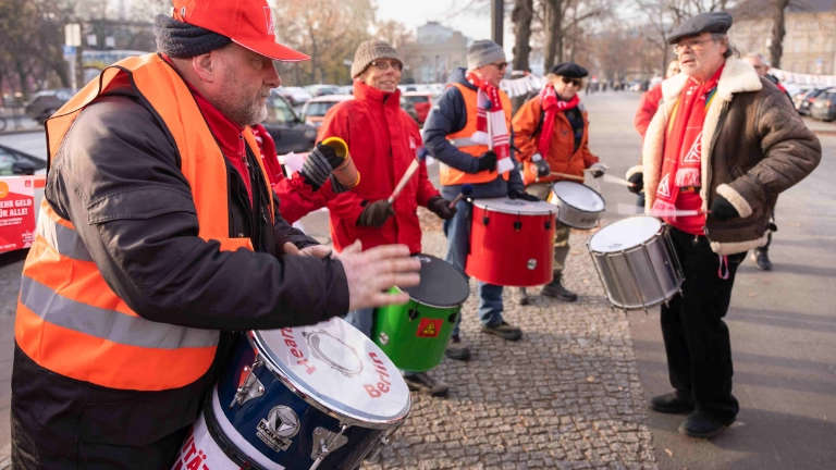 Bayerische Beschäftigte bei der Kundgebung am Rande der 2. Tarifverhandlung in der Leiharbeit in Berlin