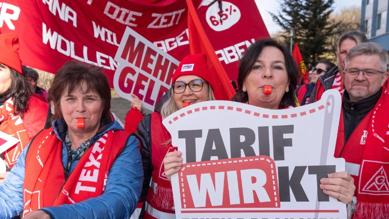 Beschäftigte demonstrieren zur zweiten Tarifverhandlung für Textil- und Bekleidungsindustrie am 25. Februar in Ingolstadt.