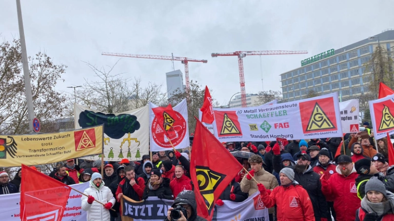 Bundesweiter Schaeffler-Aktionstag gegen Stellenabbau vor Unternehmenszentrale in Herzogenaurach