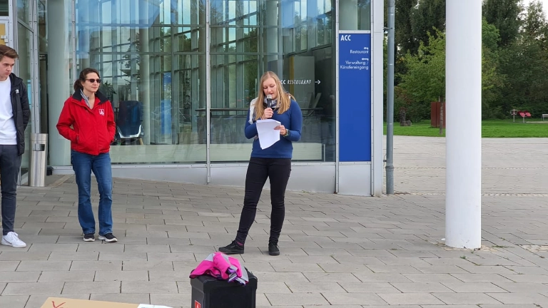 Larissa als Rednerin bei Solikundgebung groß