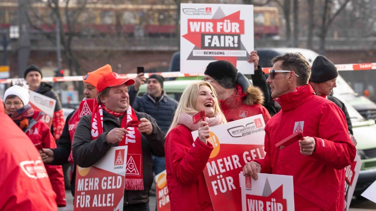 Bayerische Beschäftigte bei der Kundgebung am Rande der 2. Tarifverhandlung in der Leiharbeit in Berlin
