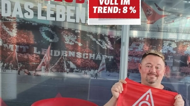 Manu vor FCN mit IG Metall Fahne und 8% Forderung