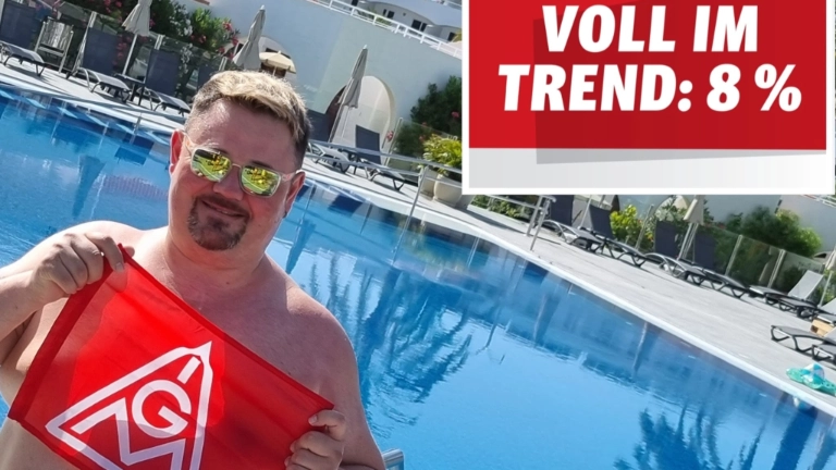 Manu mit IG Metall Fahne im Schwimmbad, 8%
