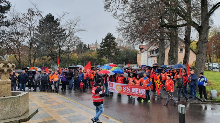 Demozug zur Nordgauhalle zum gemeinsamen Warnstreik von emz und Kennametal