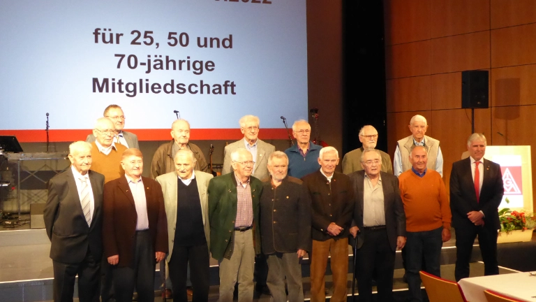 Gruppenbild der Kolleginnen und Kollegen, die für ihre 70-jährige Mitgliedschaft geehrt wurden.