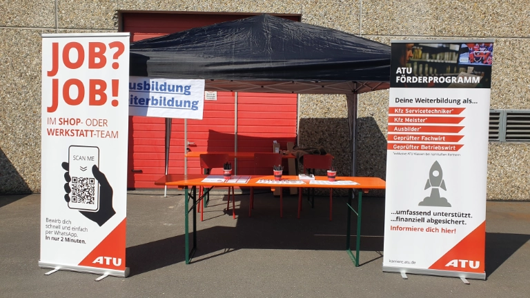 Betriebsversammlung bei ATU mit Ständen im Freien