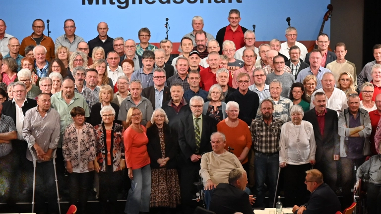 Gruppenbild der Kolleg*innen, die für ihre 40-jährige Mitgliedschaft geehrt wurden