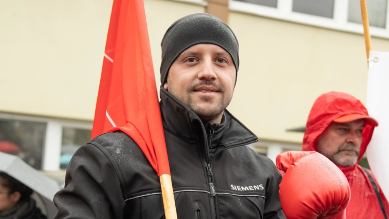 Kollege mit Fahne und Boxhandschuh