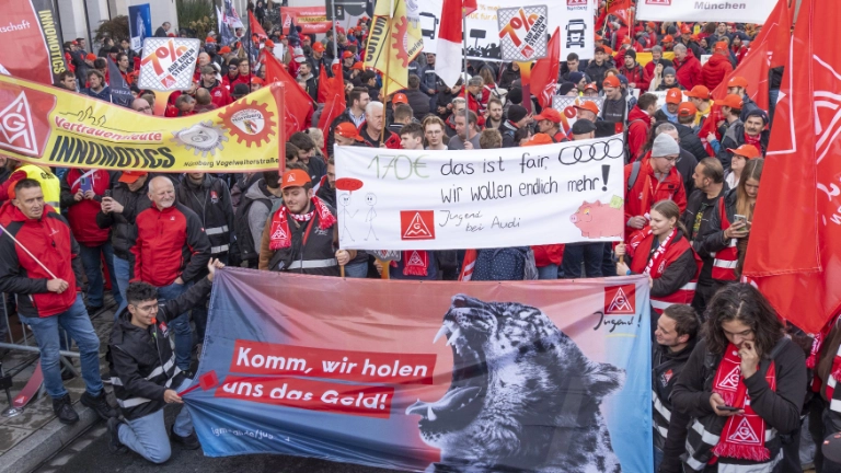 3500 Beschäftigte haben bei der 2. Tarifverhandlung für die bayerische Metall- und Elektroindustrie in Nürnberg für 7 Prozent mehr Geld und 170 Euro mehr für Auszubildende demonstriert.