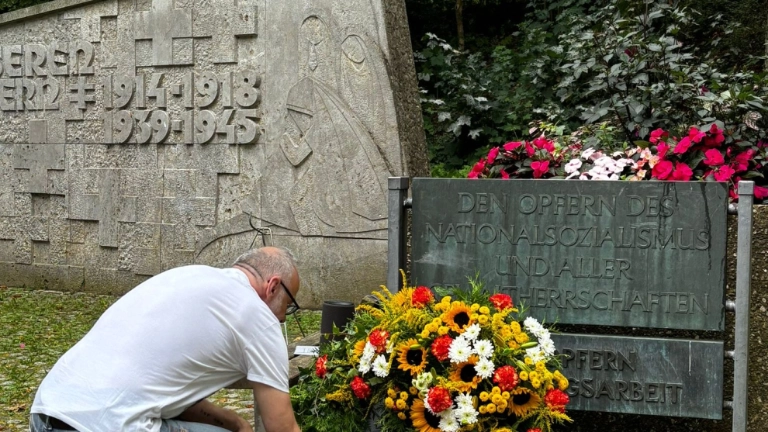 antikriegstag_2024_kranz_niederlegung