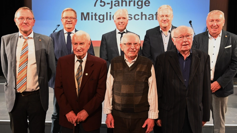 Grupenbild der Kolleg*innen, die für 75 Jahre Mitgliedschaft geehrt wurden