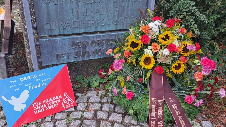 Kranz und Friedenstaube am Mahnmal