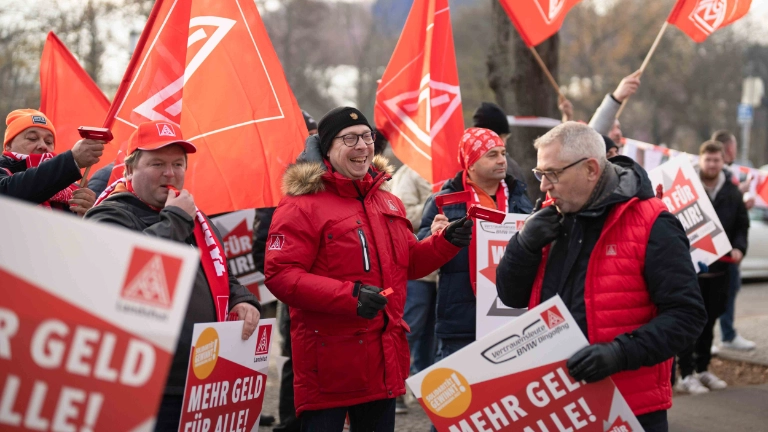 Bayerische Beschäftigte bei der Kundgebung am Rande der 2. Tarifverhandlung in der Leiharbeit in Berlin