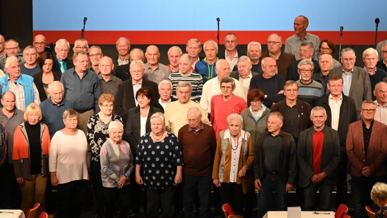 Grupenbild der Kolleg*innen, die für 50 Jahre Mitgliedschaft geehrt wurden