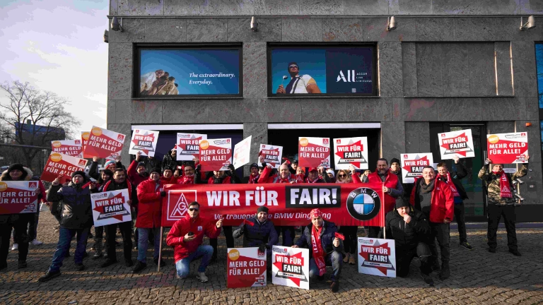 Bayerische Beschäftigte bei der Kundgebung am Rande der 2. Tarifverhandlung in der Leiharbeit in Berlin