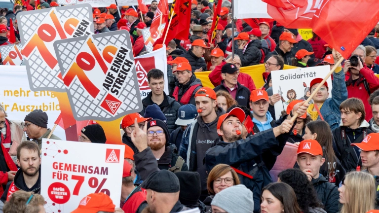 Vor den Verhandlungen zu Metall-Tarifrunde 2024 in Nürnberg machen sich Beschäftigte für ihre Forderung stark.
