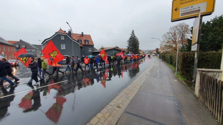 Demozug zur Nordgauhalle zum gemeinsamen Warnstreik von emz und Kennametal