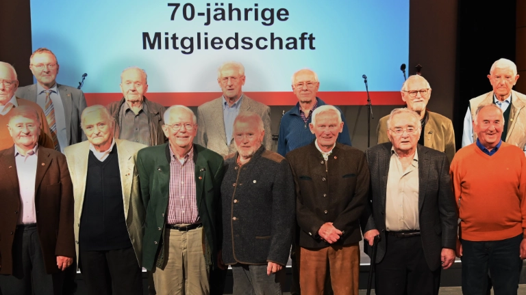 Gruppenbild der Kolleginnen und Kollegen, die für 70 Jahre Mitgliedschaft geehrt wurden.