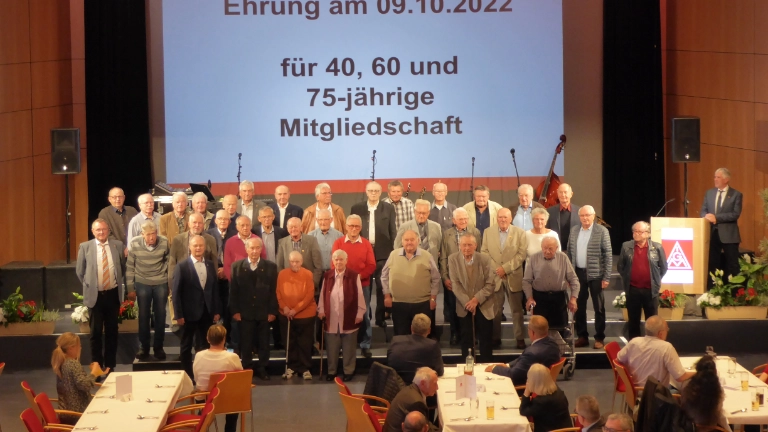 Gruppenbild der Kolleginnen und Kollegen, die für ihre 60-jährige Mitgliedschaft geehrt wurden.