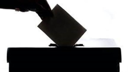 Stimme wird in Wahlurne eingeworfen