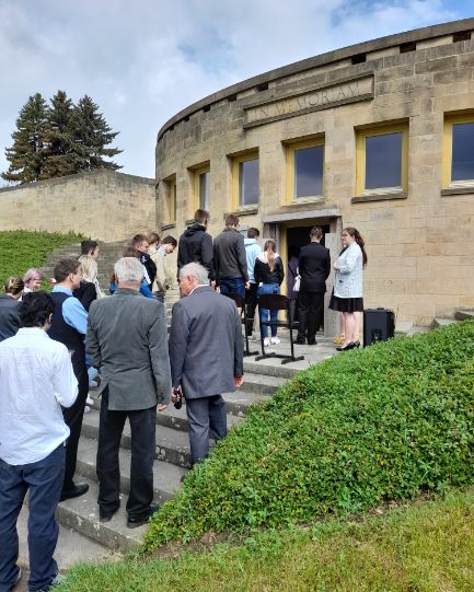 Vor der Gedenkstätte