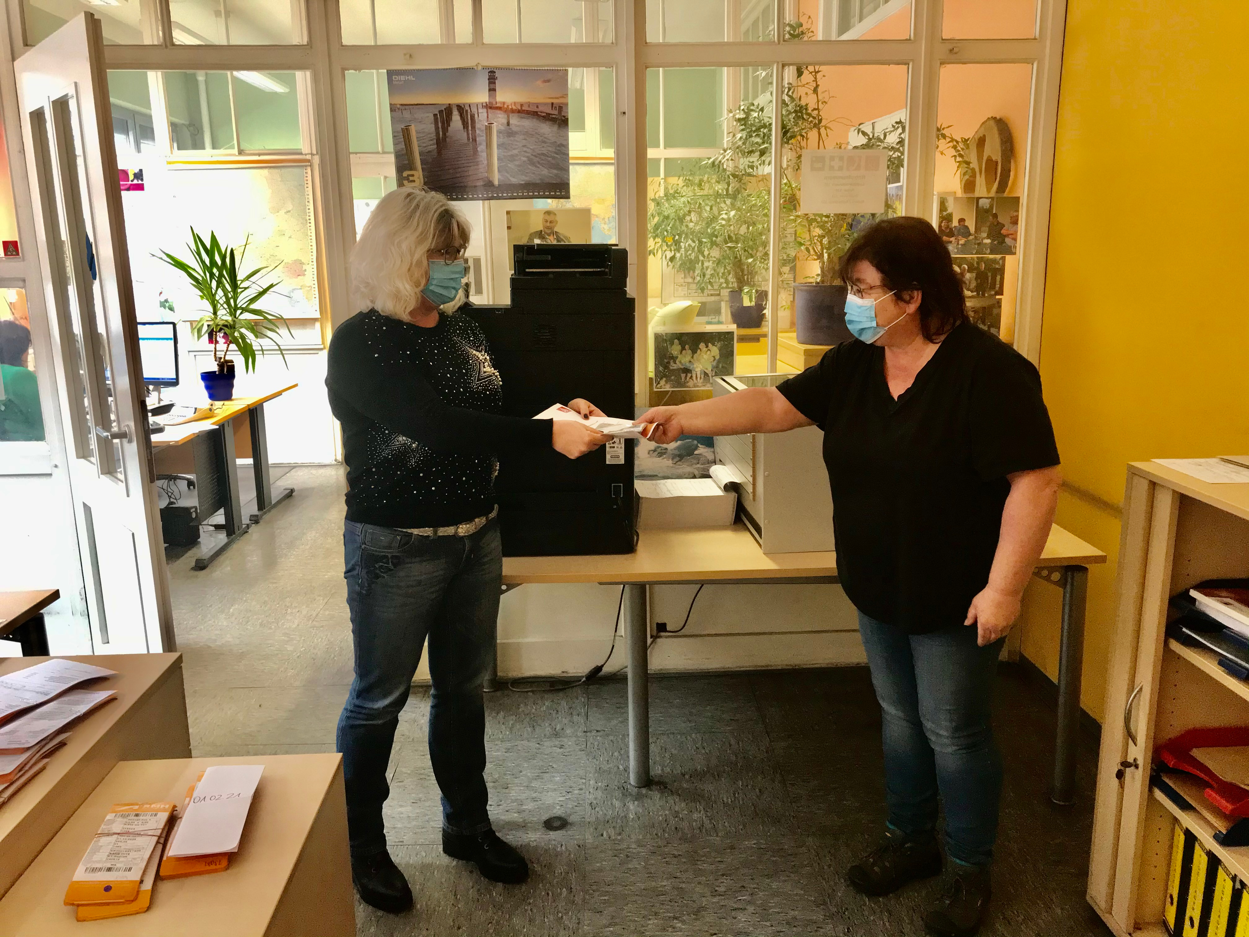 Vertrauensleute informieren im Rohrwerk über die Lohnerhöhung 2021