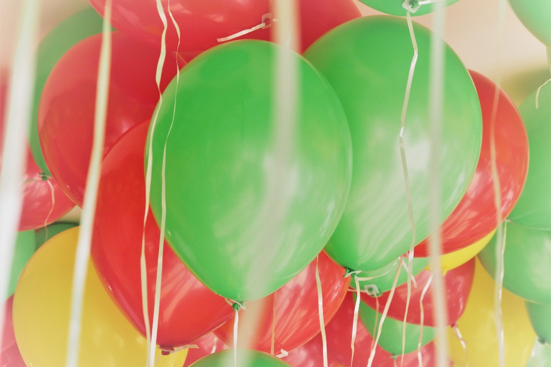 rote und grüne Luftballons