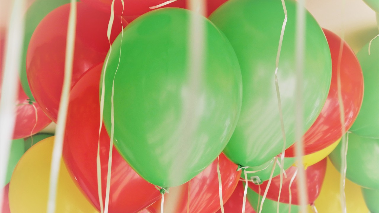 rote und grüne Luftballons