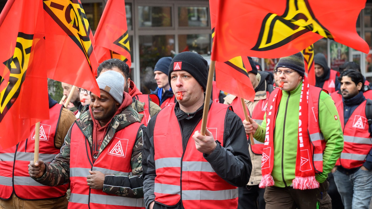 Beschäftigte bei einem Warnstreik in Oesede in der Tarifrunde Holz und Kunststoff (Georgsmarienhütte/Niedersachsen)