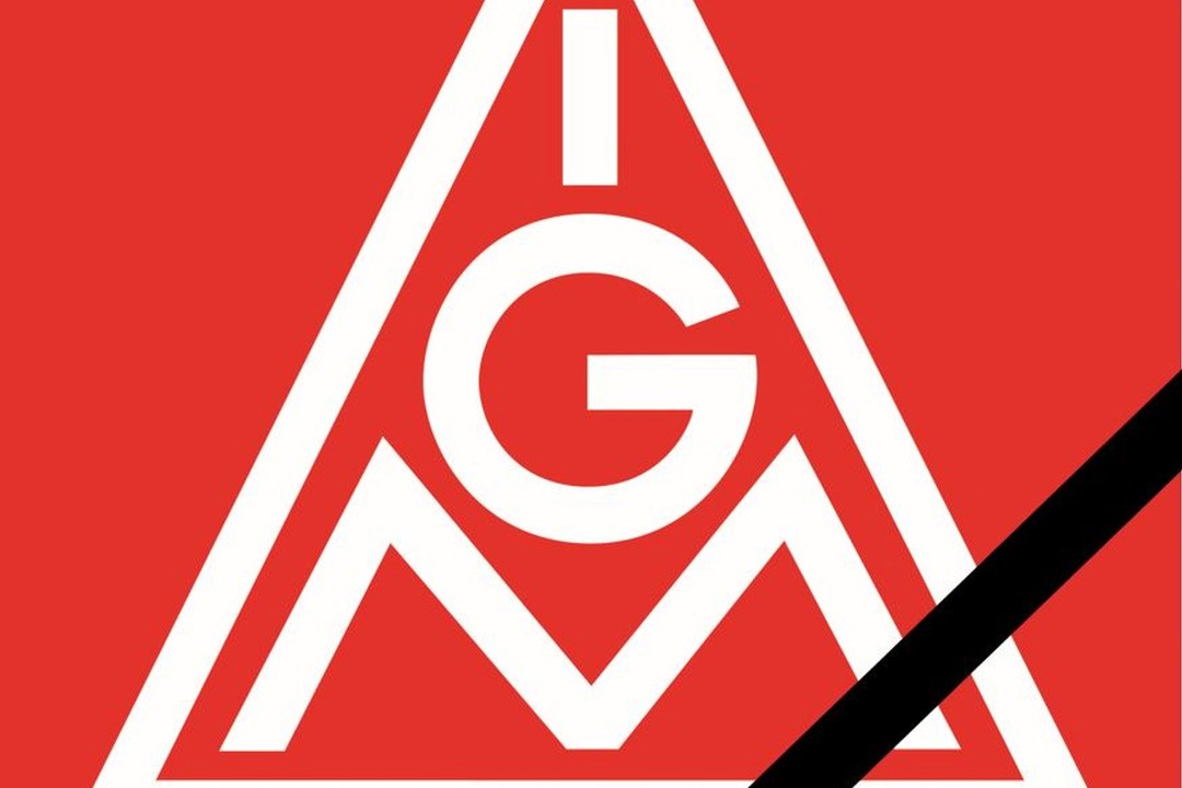 Das IG Metall Logo mit Trauerband.